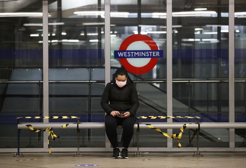 &copy; Reuters. Mulher de máscara em estação de metrô em Londres