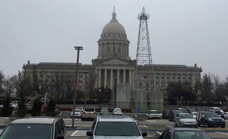 © Reuters. FILE PHOTO: An oil drilling rig is seen near a parking lot in front of the state capitol building in Oklahoma City