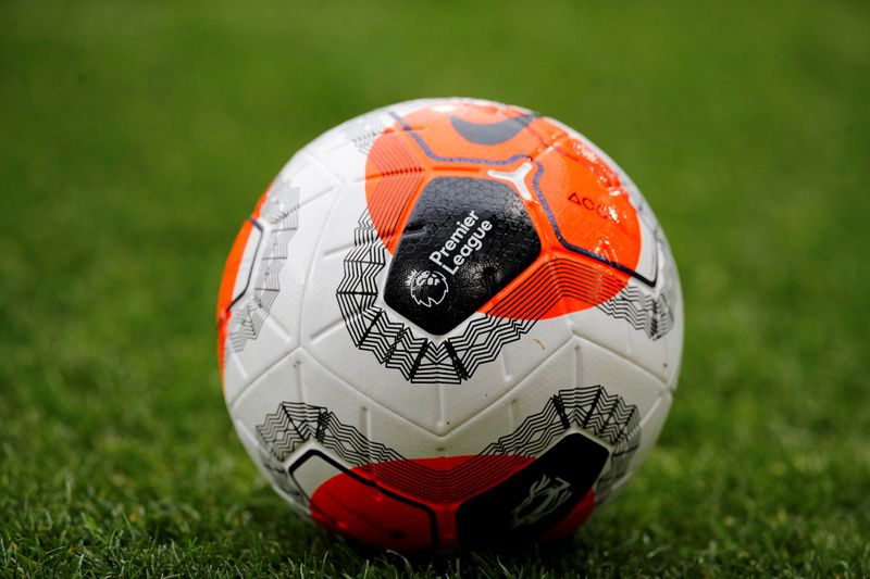 &copy; Reuters. FOTO DE ARCHIVO. Una pelota con el logo de la Premier League de Inglaterra antes de un partido entre el Burnley y el AFC Bournemouth en Burley, Reino Unido.