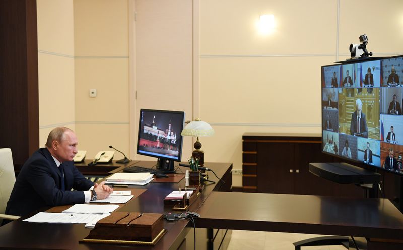 &copy; Reuters. Foto del lunes del presidente ruso, Vladimir Putin, dando un discurso televisado sobre la pandamia del coronavirus en Moscú