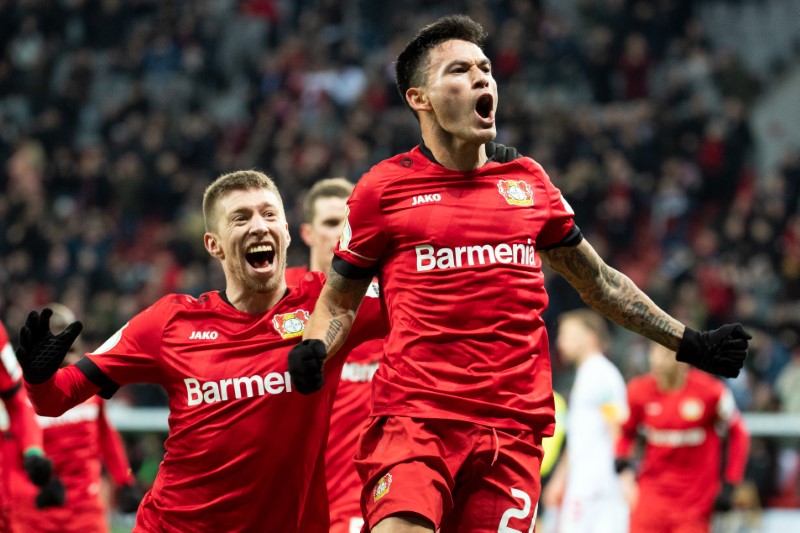 &copy; Reuters. Foto de archivo: El chileno Charles Aranguiz celebra con su compañero Mitchell Weiser después de anotar el segundo gol del Bayern Leverkusen celebra durante un partido de cuartos de final de la Copa de Alemania ante FC Union Berlin en el BayArena.