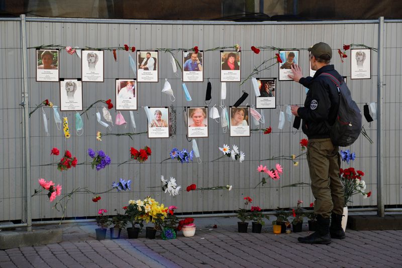 &copy; Reuters. Homem observa memorial para médicos que teriam morrido de coronavírus em São Petersburgo