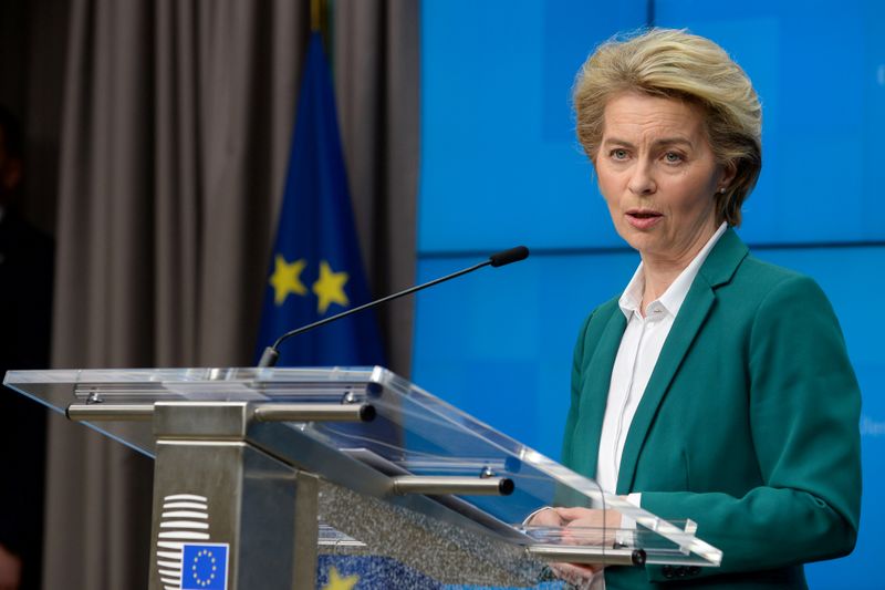 © Reuters. FOTO DE ARCHIVO: La presidenta de la Comisión Europea, Ursula von der Leyen, habla en una conferencia de prensa en Bruselas