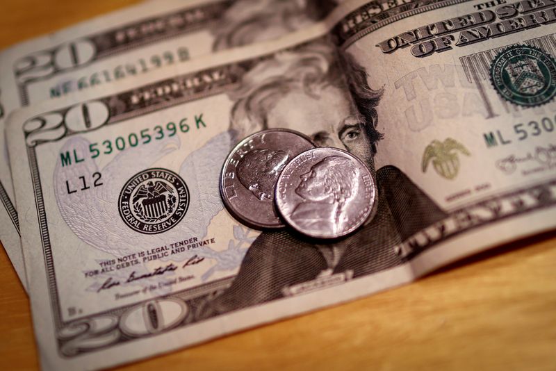 © Reuters. FILE PHOTO: U.S. currency is seen in this picture illustration