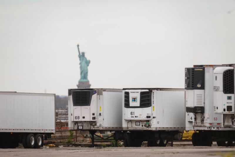 &copy; Reuters. Caminhões refrigerados utilizados para armazenar corpos durante pandemia de coronavírus em Nova York