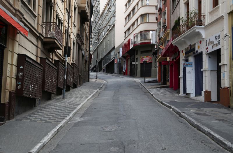 &copy; Reuters. Ruas vazias e comércios fechados no centro de São Paulo (SP) em meio à pandemia de coronavírus