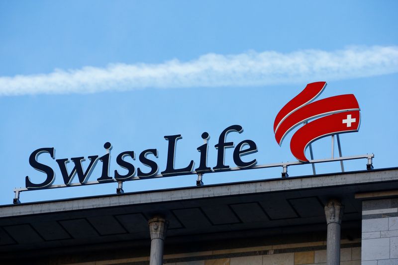 &copy; Reuters. Logo of insurer Swiss Life is seen on the roof of its headquarters in Zurich