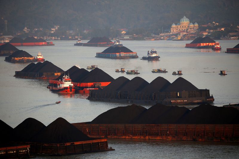 &copy; Reuters. FILE PHOTO: Coal barges are pictured as they queue to be pull along Mahakam river in Samarinda, East Kalimantan province