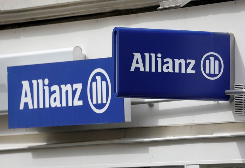 &copy; Reuters. Logo Allianz fotografato fuori da un edificio a Parigi