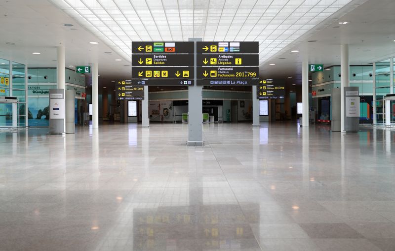© Reuters. El aeropuerto Josep Tarradellas Barcelona-El Prat vacío durante la Semana Santa, debido al brote de la enfermedad coronavirus (COVID-19), en Barcelona, España