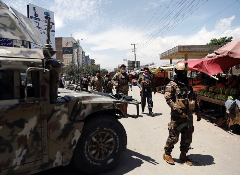 &copy; Reuters. Afghan security forces arrive at the site of an attack in Kabul