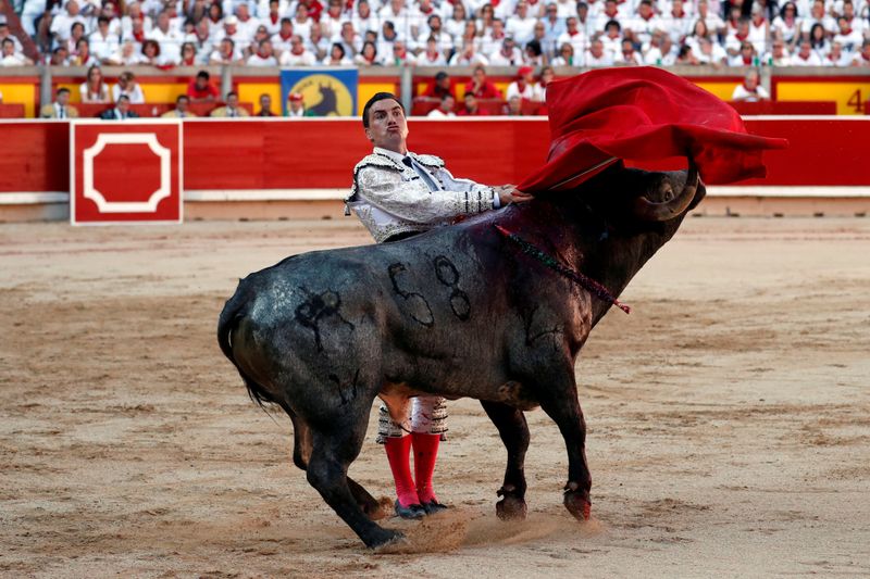 © Reuters. FILE PHOTO: Spanish bullfighter Octavio Chacon performs a pass to a bull during the last bullfight of the San Fermin festival in Pamplona