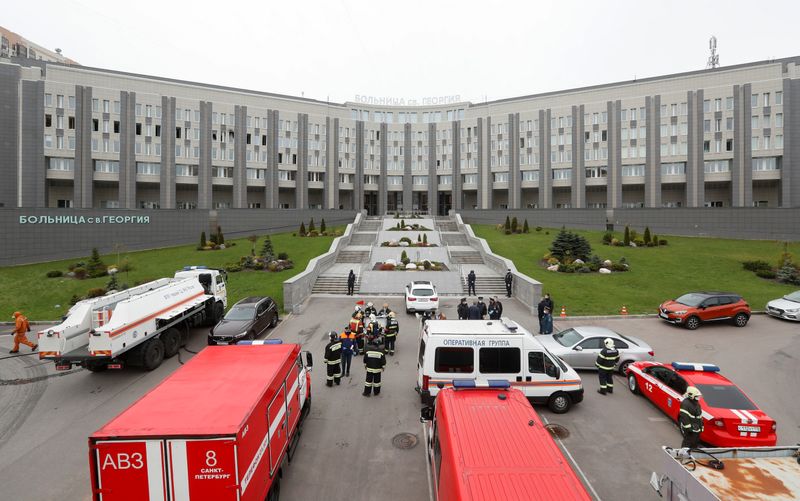 © Reuters. Сотрудники экстренных служб работают на месте пожара в больнице Санкт-Петербурга