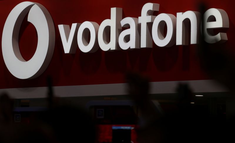 &copy; Reuters. Logo Vodafone logo al Mobile World Congress a Barcellona