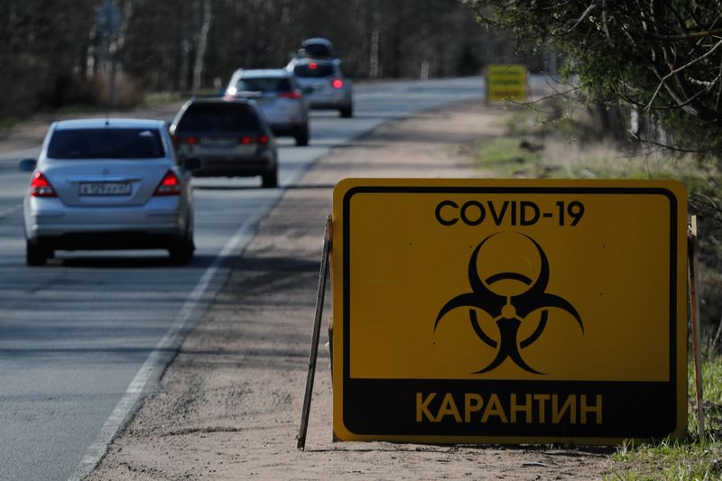 &copy; Reuters. Предпреждающий знак на дороге к поселку Первомайское Ленинградской области