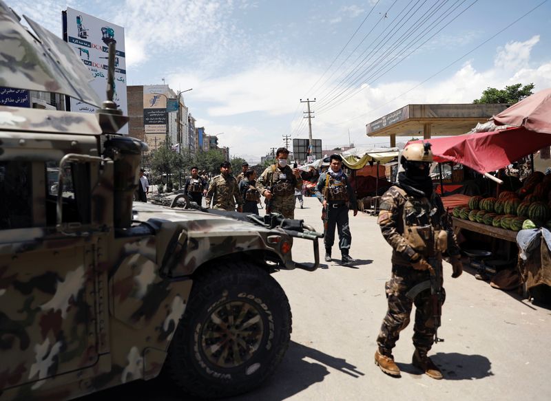 &copy; Reuters. مقتل وإصابة العشرات في تفجير انتحاري استهدف جنازة قائد شرطة بأفغانستان