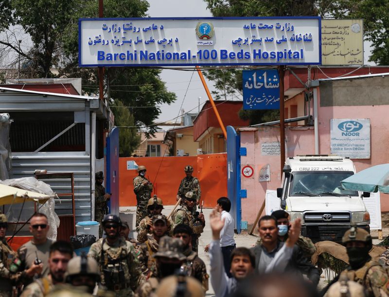 © Reuters. Afghan security forces stand guard outside Dasht-e-Barchi Hospital in Kabul