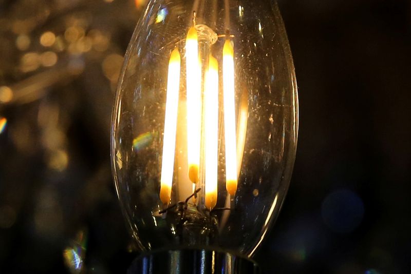 &copy; Reuters. Una lampadina in un negozio nel centro di Lima