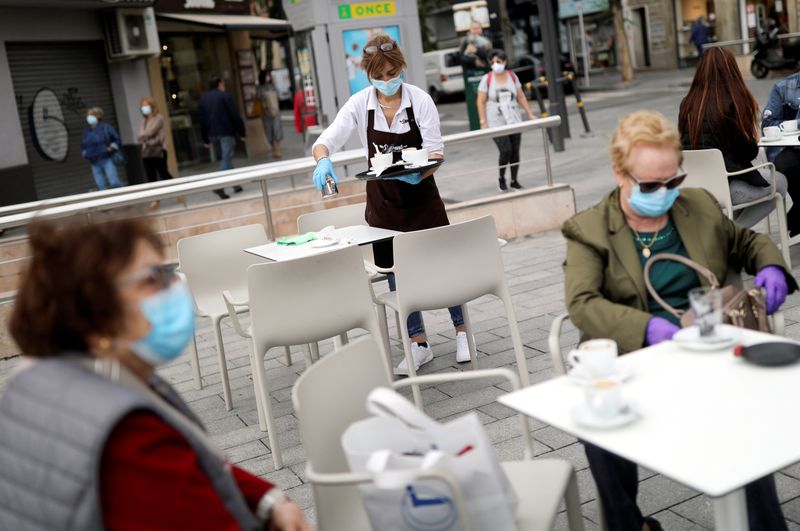 &copy; Reuters. スペイン、1日当たりのコロナ感染確認が過去2カ月余りで最少に