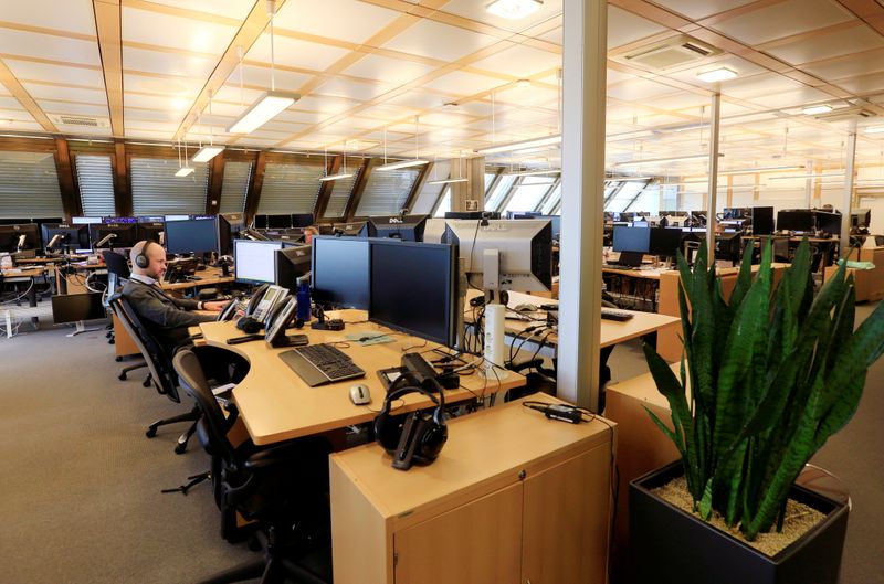 &copy; Reuters. FILE PHOTO: The trading floor of Norges Bank Investment Management, the Nordic countryÕs sovereign wealth fund in Oslo