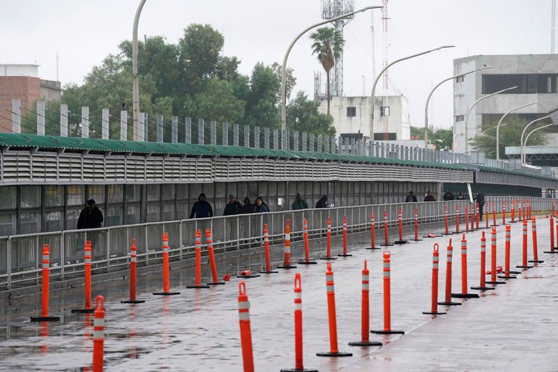 &copy; Reuters. People cross into the U.S. as efforts to try to slow the spread of the coronavirus disease continues in Laredo