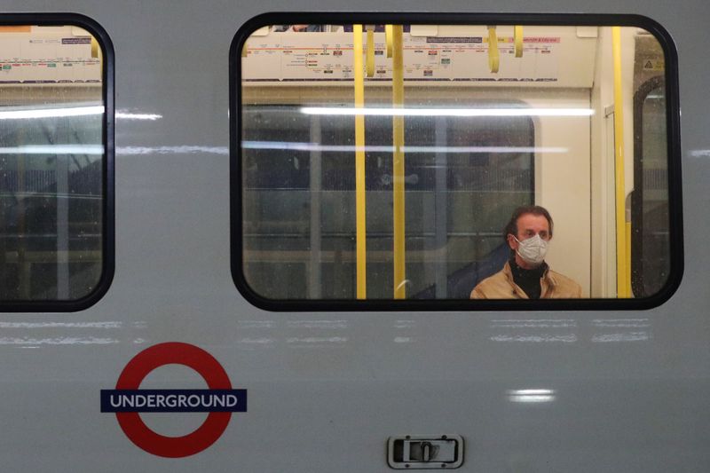 &copy; Reuters. Passageiro usa máscara de proteção no metrô de Londres