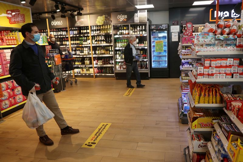 &copy; Reuters. Clientes em supermercado de Madri