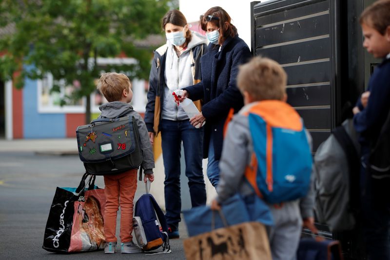 © Reuters. French children return to school in Saint-Sebastien-sur-Loire