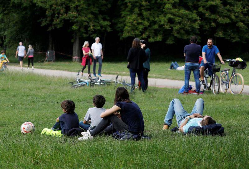 &copy; Reuters. Pessoas em parque de Paris