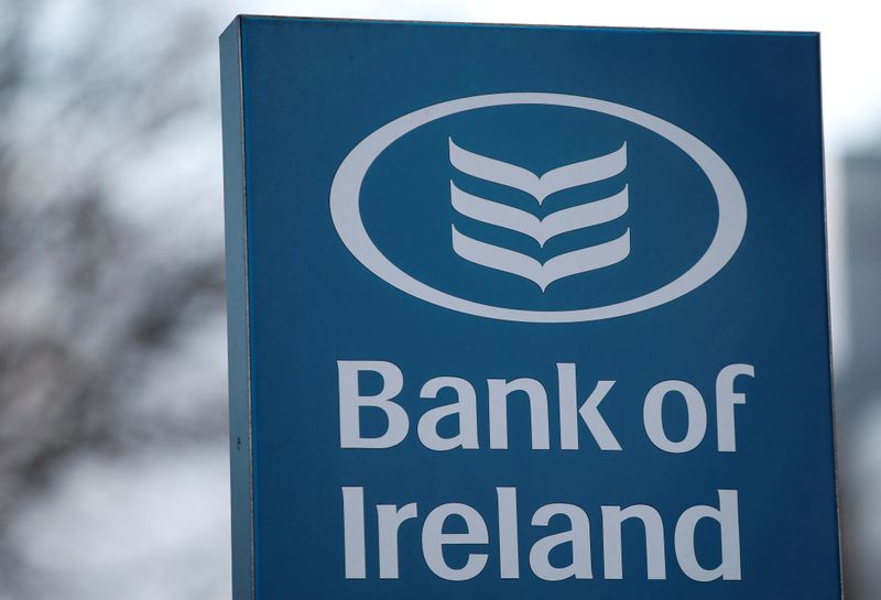 &copy; Reuters. FOTO DE ARCHIVO: Un cartel del Bank of Ireland en una de sus sucursales en Dublín