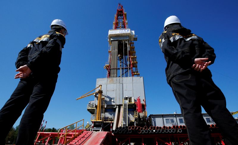 &copy; Reuters. Рабочие у буровой установки на Приразломном нефтяном месторождении Роснефти вблизи Нефтеюганска