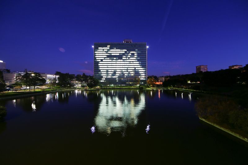 &copy; Reuters. Il logo di Eni vicino al quartier generale del gruppo a Roma, 23 dicembre 2017