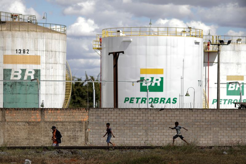&copy; Reuters. FILE PHOTO: People past in front of the tanks of Brazil&apos;s state-run Petrobras oil company in Brasilia
