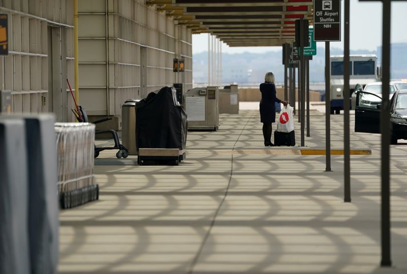 &copy; Reuters. FILE PHOTO: Flight attendant waits alone outside Reagan National airport in Washington