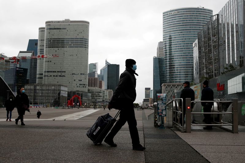 &copy; Reuters. FILE PHOTO: France softens lockdown rules during the outbreak of the coronavirus disease (COVID-19)