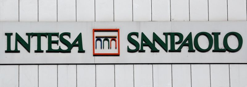 &copy; Reuters. Il logo della banca Intesa San Paolo presso la sede di Torino