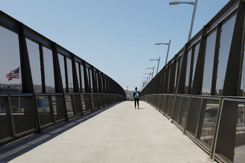 &copy; Reuters. Pedestre atravessa ponte na fronteira entre EUA e México em San Diego, na Califórnia