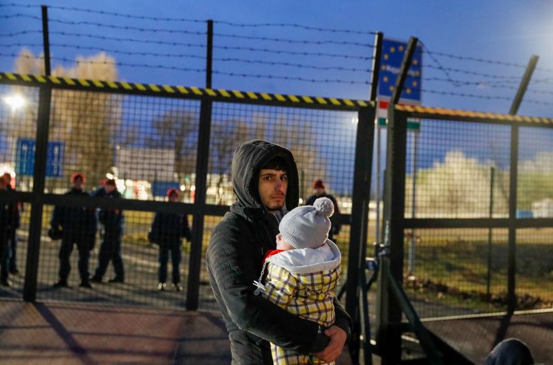 &copy; Reuters. Migrantes protestam na fronteira entre Sérvia e Hungria