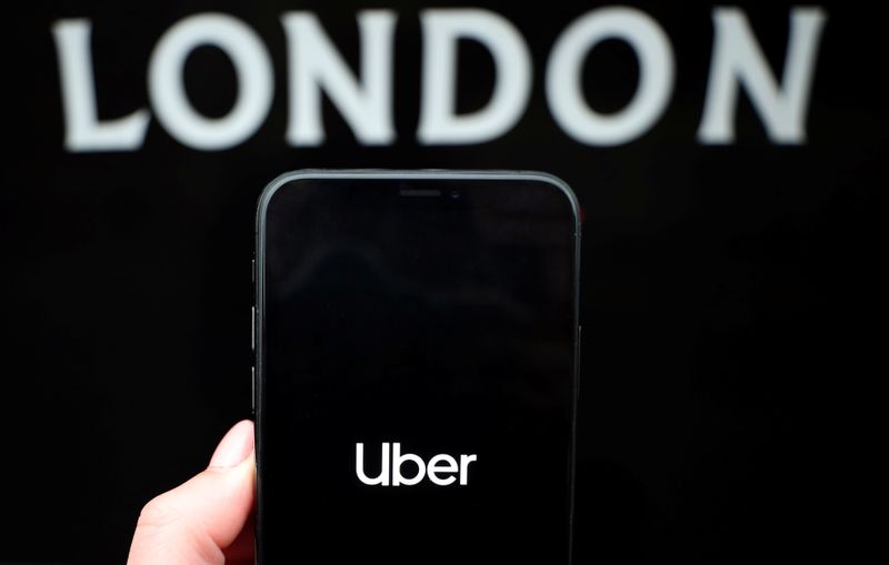 &copy; Reuters. The Uber logo is displayed on a mobile phone in this picture illustration