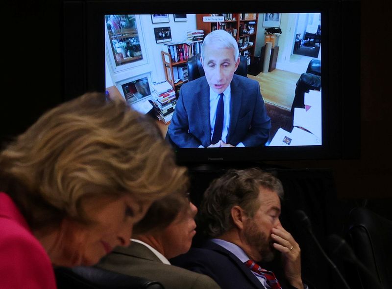 &copy; Reuters. Foto del martes de senadores de EEUU escuchando al Dr. Anthony Fauci en una audiencia remota en Washington sobre la pandemia del coronavirus