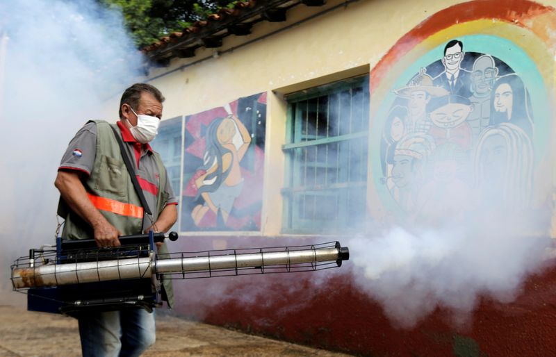 &copy; Reuters. Agente de saúde faz fumegação para combater proliferação do mosquito transmissor da dengue em escola de San Lorenzo, no Paraguai