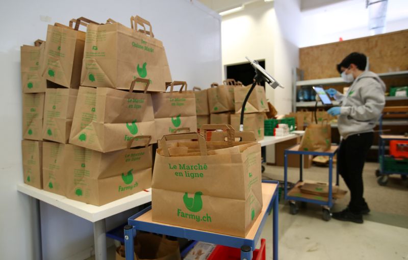 &copy; Reuters. Imagen de archivo de una tienda online de productos agrícolas preparando un despacho