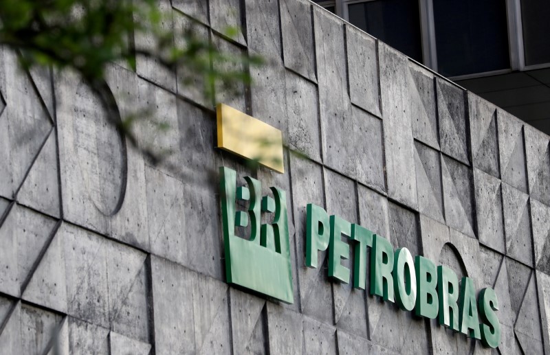 &copy; Reuters. Logo da Petrobras em seu prédio sede, no Rio de Janeiro