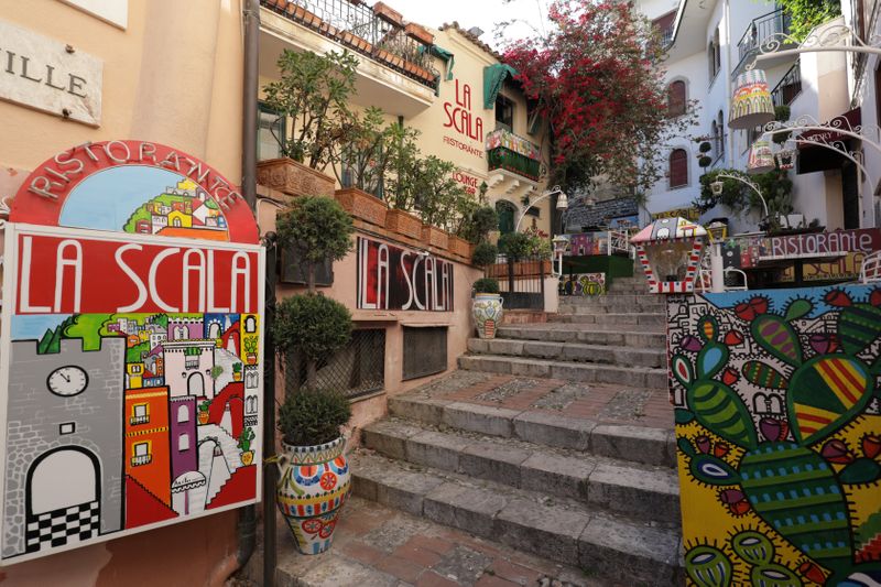 &copy; Reuters. Restaurantes vazios em alamendo em Taormina, na Itália