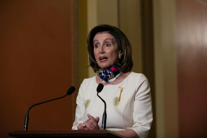 © Reuters. Presidente da Câmara dos Deputados dos EUA, a democrata Nancy Pelosi, concede entrevista no Capitólio sobre novo pacote econômico proposto para alívio de efeitos da Covid-19