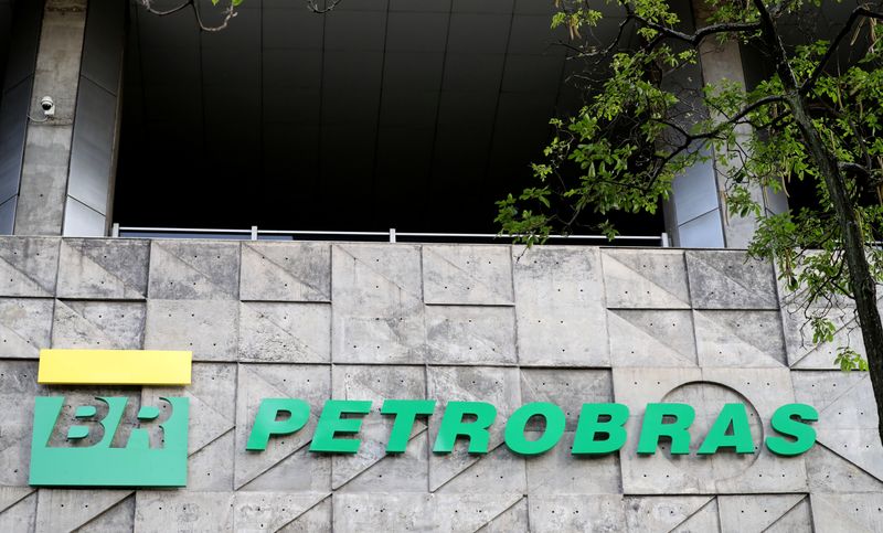 &copy; Reuters. Logo da Petrobras no edifício-sede da empresa, no Rio de Janeiro