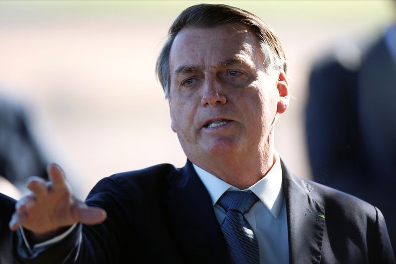 &copy; Reuters. Imagen de archivo del presidente de Brasil, Jair Bolsonaro, gesticulando a la salida del Palacio Alvorada, en Brasiliain Brasilia