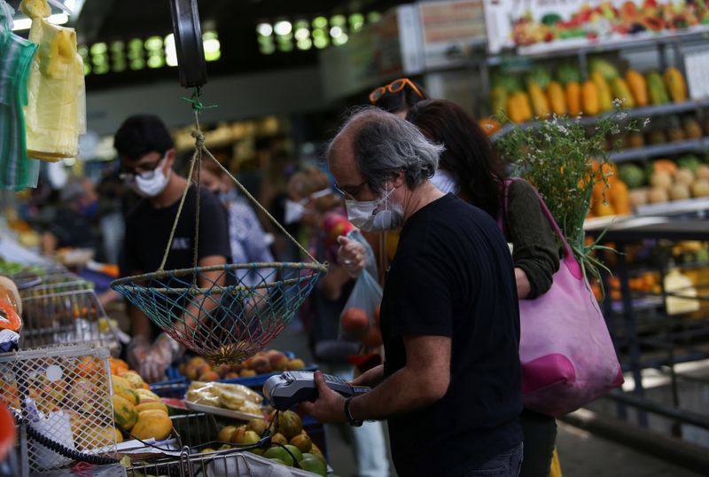 &copy; Reuters. Foto de archivo de un grupo de personas haciendo compras en un mercado en Caracas