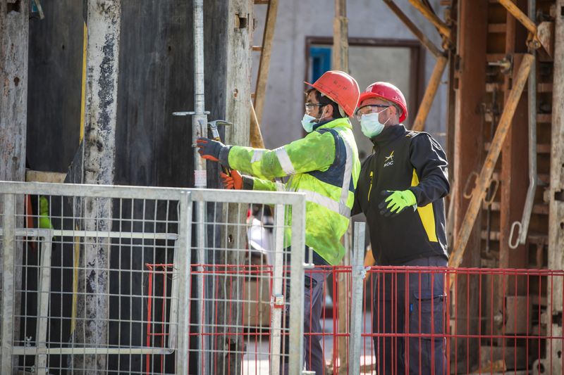 &copy; Reuters. Trabajadores de la compañía de construcción ROC en Montévrain