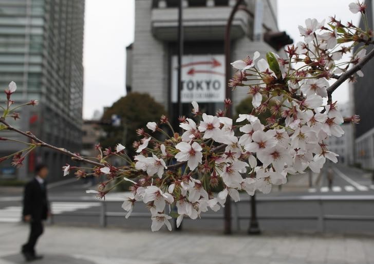 &copy; Reuters. Цветущая вишня на фоне здания Токийской фондовой биржи